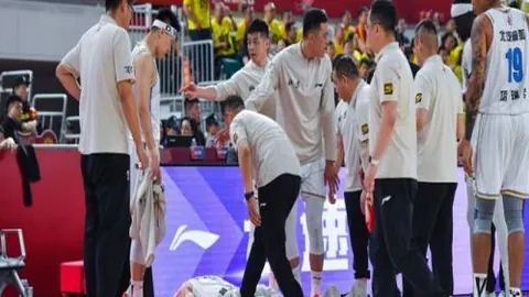 库里单场狂揽52分12记三分，缔造7项纪录：数据之巅独领风骚！